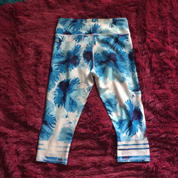 Fabletics tropical bloom capris leggings - Picture 4 of 6